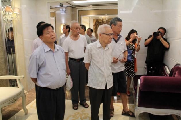 图7、简雅的釉面砖休闲空间.jpg
