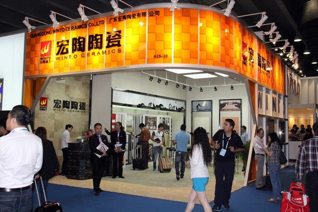图6、要想找个人少的时段拍摄宏陶展位全貌还真不容易.jpg