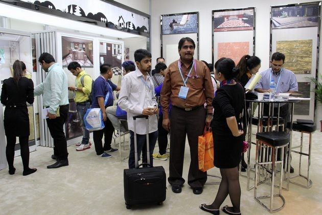 图7、展位里热闹的场面.jpg