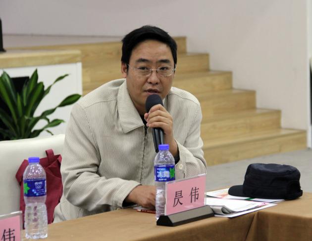 图5、佛山科技学院副教授昃伟在会上谈论企业文化与企业识别设计系统价值.jpg