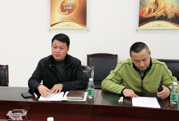 图5、宏陶仿古砖销售副总曹刚毅（左一）在会上发言.jpg