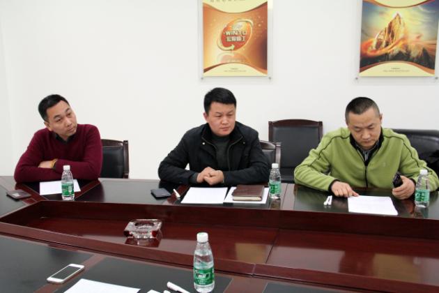 图6、宏陶广东线销售副总庞永江（左一）、仿古砖销售副总曹刚毅（中）、釉面砖销售副总王虎明（右一）在审评会的的情景.jpg