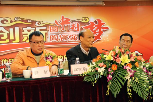 图3、企业副总欧家瑞（左二）在新闻发布会上精彩讲话，赢得满堂喝彩