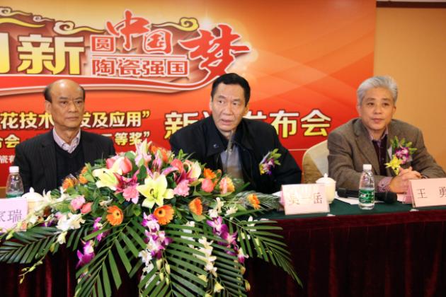 图4、中国建材联合会副会长、广东建材协会会长吴一岳（左二）盛赞宏陶公司历史以来的技术研发与创新