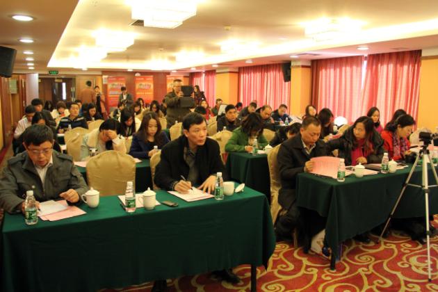 图5、媒体记者认真记录领导与专家发布的新闻消息