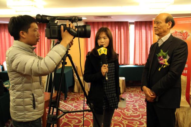 图8、企业副总欧家瑞（左一）接受广东电视台记者采访.jpg