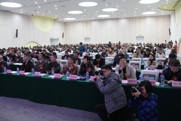 图8、记者们争先恐后的抓拍也挺有意思
