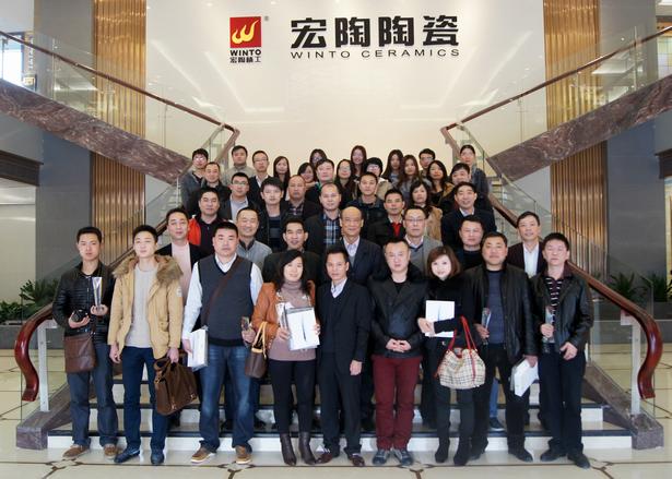 图2、企业相关领导、宏陶各销售老总、获奖经销商代表、销售业务代表及设计师代表在展厅大堂大合影