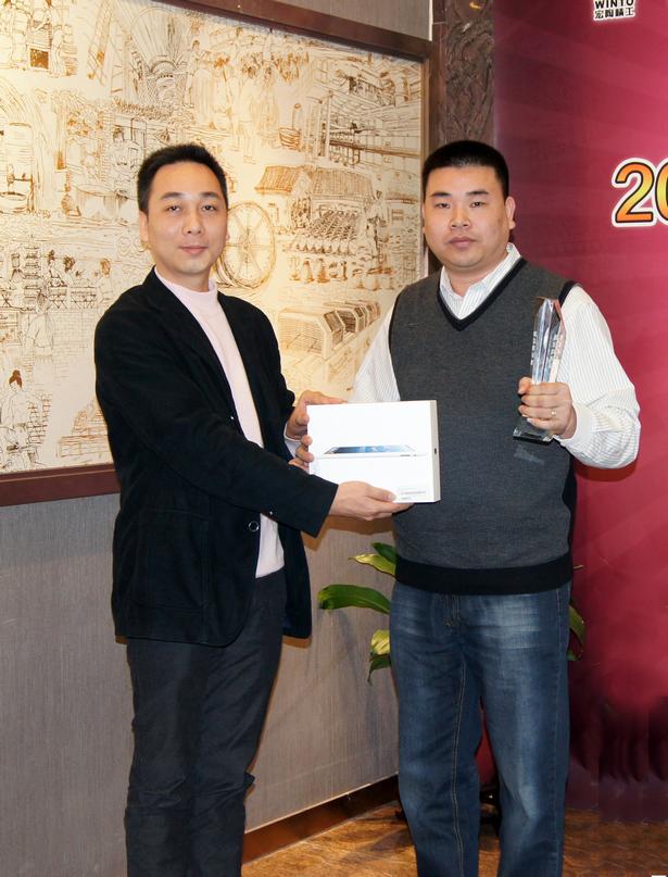 图6、宏陶广东线销售副总庞永江为广东肇庆宏陶专卖店经销商颁奖
