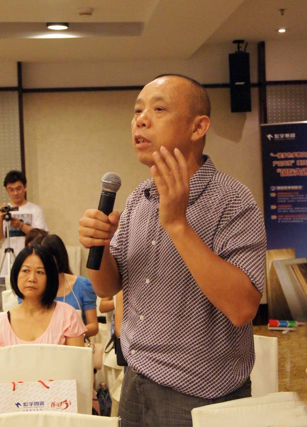 图4、陶瓷资讯报社长喻镇荣盛赞宏陶公司诚信赢天下