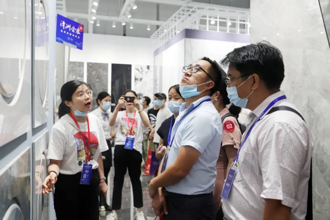 政府高层参观宏陶展位