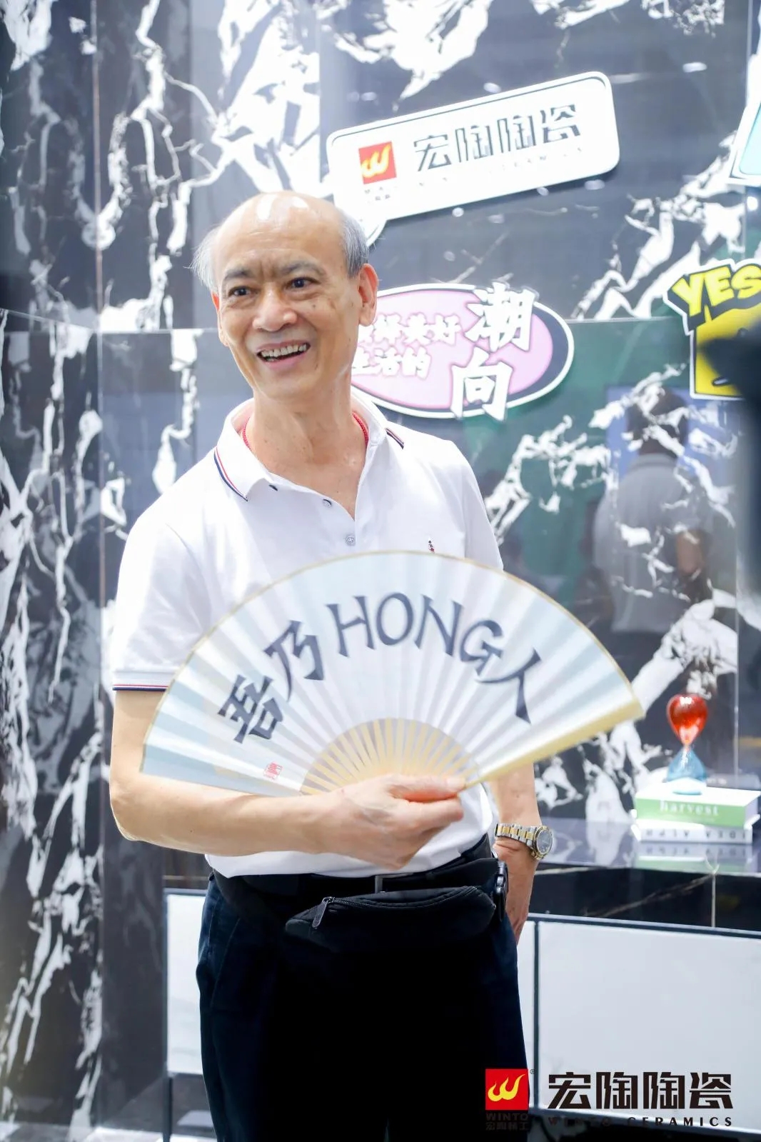 欧家瑞手持宏陶文创礼品