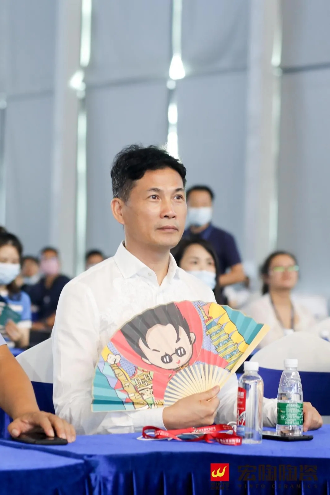 集团董事长梁桐灿手持宏陶文创礼品