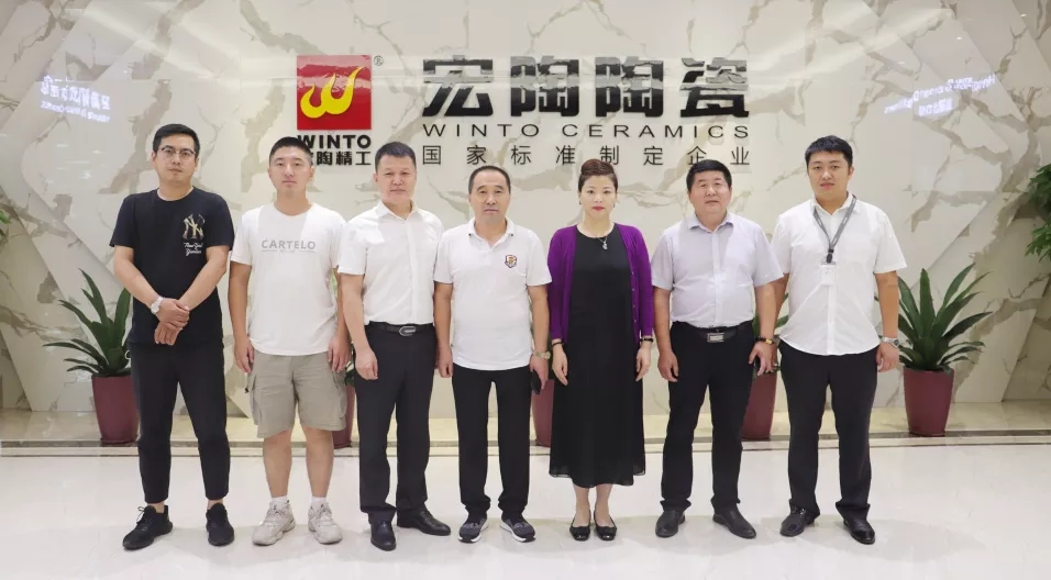 陶瓷砖地砖品牌总经理曹刚毅、哈尔滨宏陶经销商负责人石立祥合影