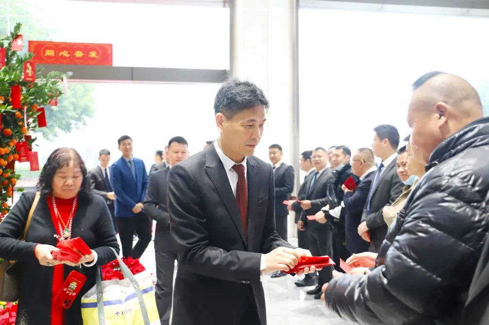 宏陶瓷砖地砖品牌销售总经理曹刚毅等给员工发送红包