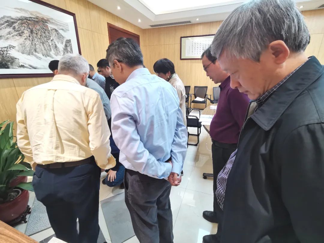 鉴定专家现场考察宏陶瓷砖地砖产品图片