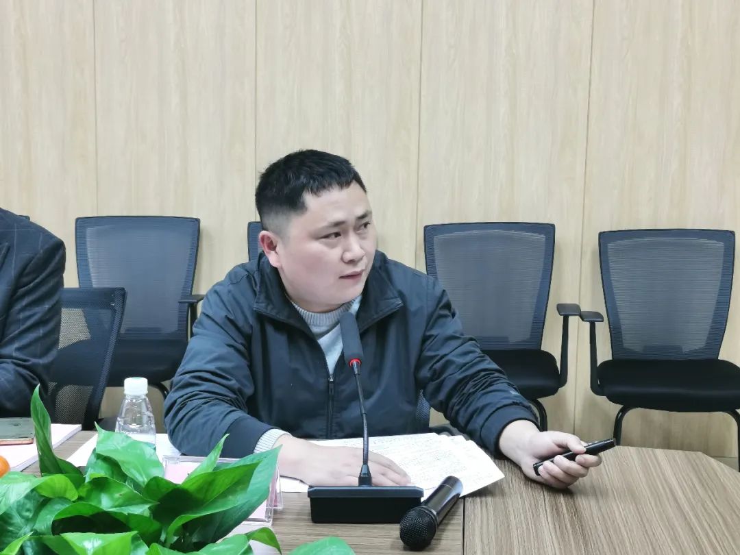 宏宇集团釉料开发科副主任冯勇作项目汇报图片 宏宇集团釉料开发科副主任冯勇作项目汇报图片